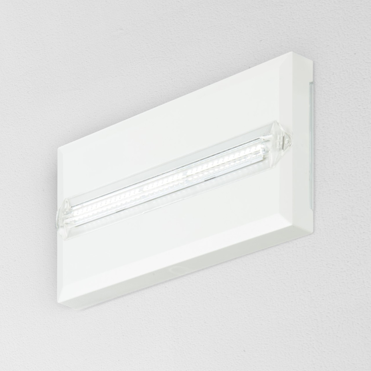 eaton-emergency-lighting-safety-flexitech-se-wall.jpg